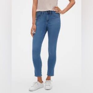 Women’s Banana Republic Light Blue Super Stretch Legging-Fit Jeans. 31/12 Petite